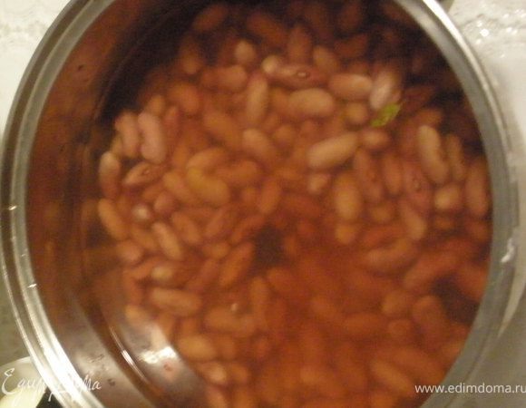 Фасоль замочите в большом количестве воды на 10 часов.
Перекрутите фасоль и лук 2 раза через мелкую сеточку мясорубки. Затем добавьте остальные ингредиенты, вымешайте хорошенько и оставьте на 20 мин постоять. В это время пассируйте измельченный лук и морковь на растительном масле, введете томатный соус, чуть воды и доведите до кипения.
