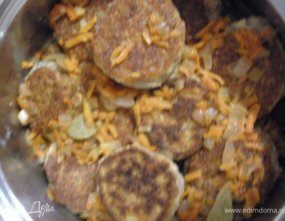 Из получившегося фарша сформируйте шарики, размером как орешек, слегка приплюсните и обжарьте на растительном масле. Выложите в широкую кастрюлю шарами: сначала заливка, затем шар котлет и т.д., сверху заливка. Влейте воды примерно на 1-2 пальца выше уровня котлет и тушите на маленьком огне от 40 мин до 2 часов (в зависимости от сорта фасоли и густоты фарша). 