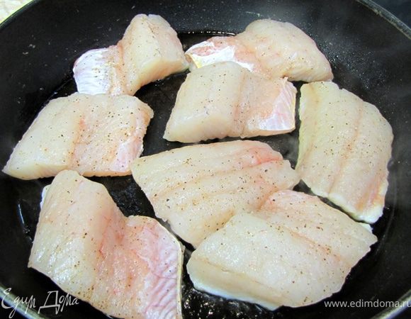 Значит, если у вас судак чищенный и без костей, разрежьте его на одинаковые куски примерно 5 сантиметров толщиной. У меня получились по 4 куска от каждого филе.
Промокните кухонным полотенцем.
Посолите со всех сторон.
Поперчите со стороны мяса рыбы.
В разогретую сковороду с двумя ложками масла положите рыбу на кожу. Жарьте две минуты на среднем огне.