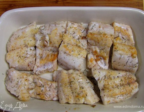 Переложите рыбу в керамическую посуду.