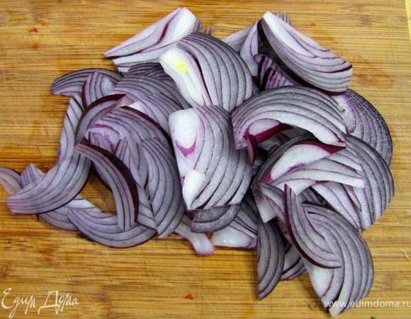 Почистите луковицу способом, который вам удобен, либо тем, что использовал я.
Разрежьте головку пополам, затем снимите шкурку (ее будет значительно легче снять с половинок).
Срежьте "хвостик" и "попку" луковицы. Режьте луковицу вдоль соломкой. Когда останется четвертая часть от половинки луковицы и резать будет уже не удобно, опрокиньте четвертинку и режьте дальше.