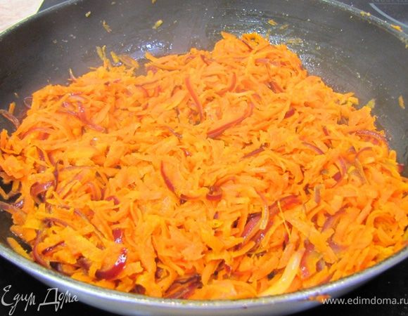 Тушите морковь и лук минут десять, часто помешивая.