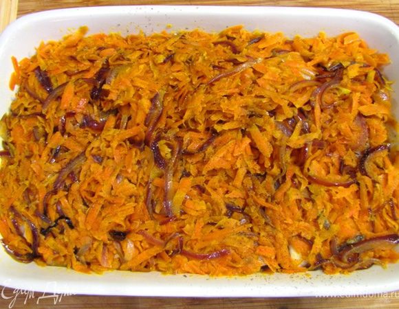 Полосолите морковь, поперчите, посыпьте сахаром (так как у нас морковь недостаточно сладкая).
Отключите огонь.
Посыпьте на рыбу тимьян. Полейте лимонным соком.
Положите сверху тушеную морковь с луком и выровняйте поверхность.