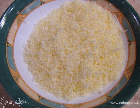 Поставьте в духовку на 30 минут при температуре 180 градусов.
Натрите пармезан на мелкой терке.