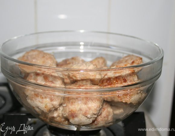 Можно есть тефтельки просто так, например с картофельным пюре, а можно приготовить соус.