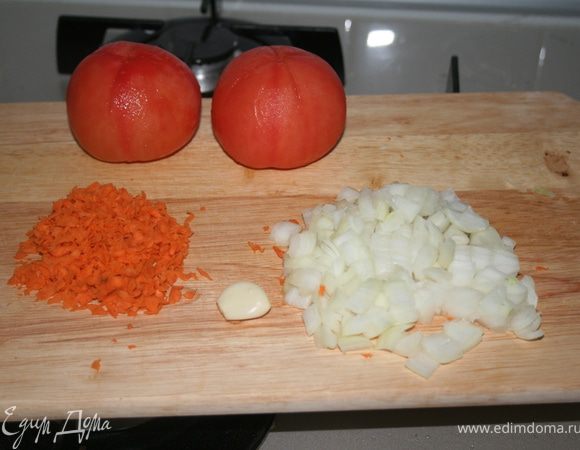 Порубить лук, снять шкурку с помидоров, натереть морковку.