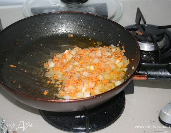 Обжарить на сковороде лук с чесноком, потом добавить морковку, потушить все под крышкой минут 5.