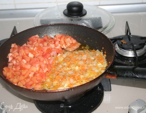 Добавить порезаные помидоры, посолить и тушить еще минут 5.