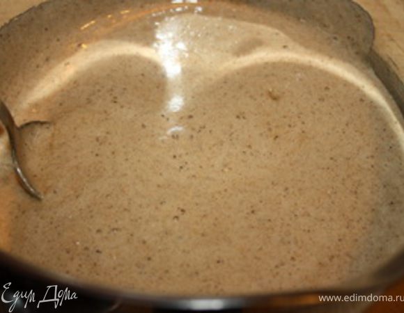 Для теста кладем в кастрюлю сахар, мед и все специи, доводим до кипения, снимаем с огня. Добавляем соду, размешиваем. Смесь должна сильно вспениться.