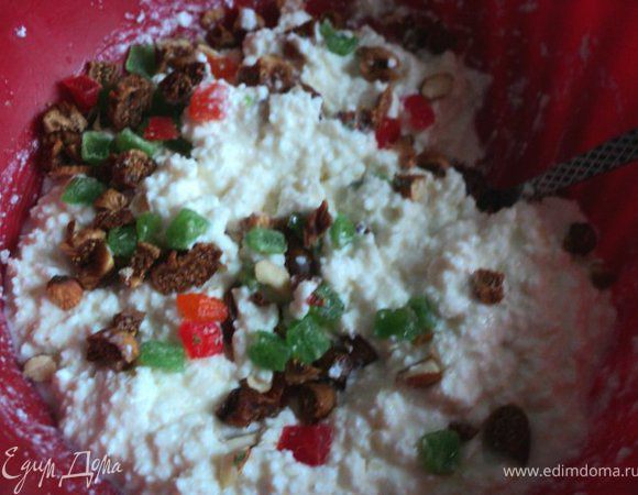 Творог растереть с сахаром, яйцом, сметаной, добавить манку, цукаты, мелко порезанный инжир.