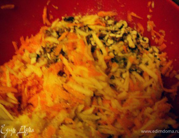 Яблоки и тыкву потереть на крупной терке, добавить сахар, измельченные орехи, крахмал, перемешать.