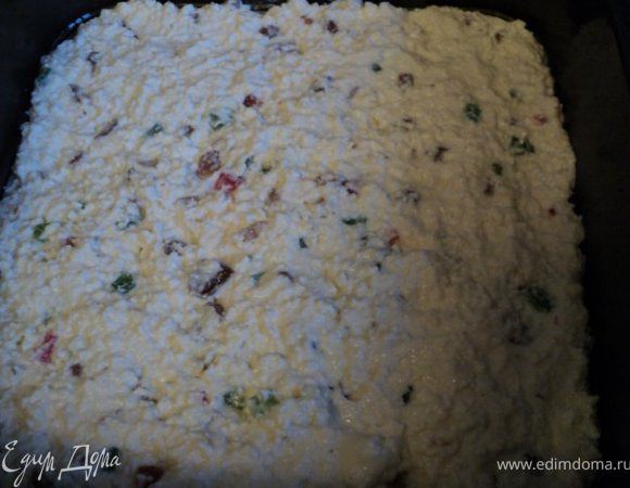 Форму ( 26х26см) застелить бумагой для выпечки, смазать маслом. Выложить творожную начинку.