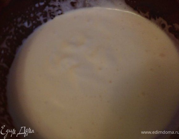 Яйца взбить с сахаром на водяной бане до увеличения в объеме в 4 раза. Добавить постепенно муку, смешанную с какао и разрыхлителем теста.