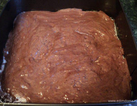 Вылить на начинку, разровнять. Выпекать в духовке при температуре 180 градусов 20-25мин.