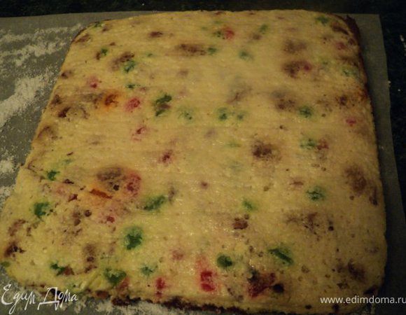 Готовый бисквит перевернуть на  лист бумаги для выпечки, обсыпанный сахарной пудрой. Снять бумагу для выпечки и свернуть  рулетом.