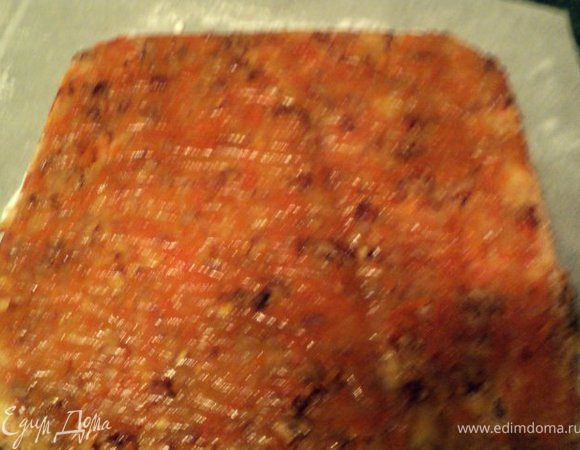 Подготовить форму для выпечки белого бисквита. Выложить яблочно-тыквенную начинку, разровнять.