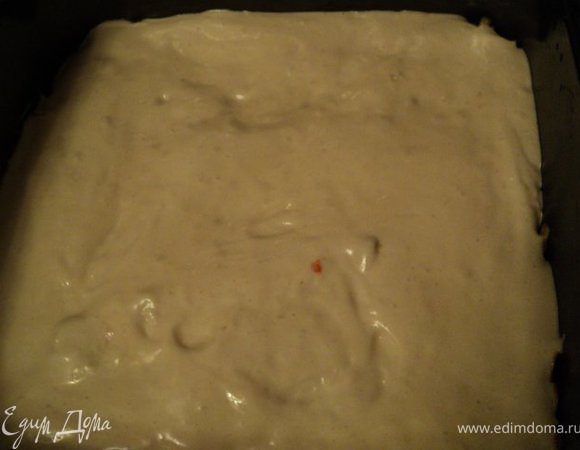 Подготовить тесто для белого бисквита, аналогично шоколадному бисквиту, вылить на начинку. Выпекать 20-25мин, температура 180 градусов. 