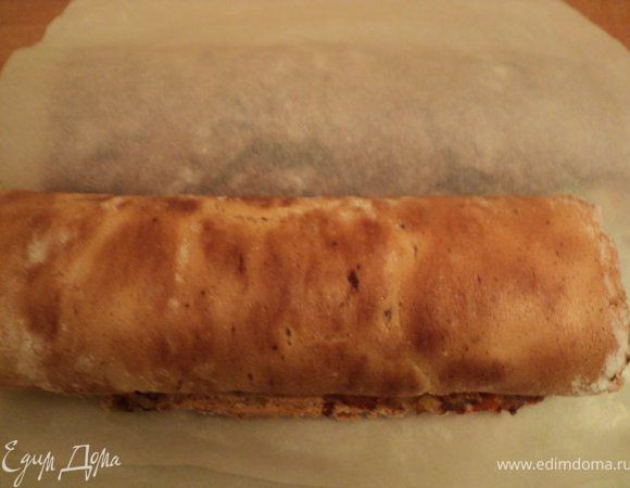 Свернуть рулетом. Оба рулета охладить.