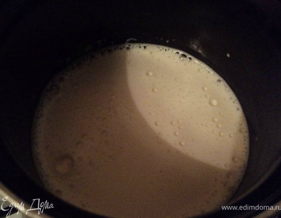 Подготовить крем: взбить яйцо с сахаром, добавить 50гр холодных сливок с разведенным в них крахмалом. Остальные сливки нагреть до кипения, но не кипятить, снять с огня и добавить постепенно во взбитое яйцо. Варить на водяной бане до загустения. Охладить.