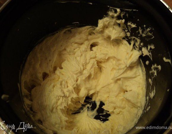 Взбить размягченное сливочное масло, добавить постепенно заварной крем и коньяк. Смазать белым кремом светлый  рулет.