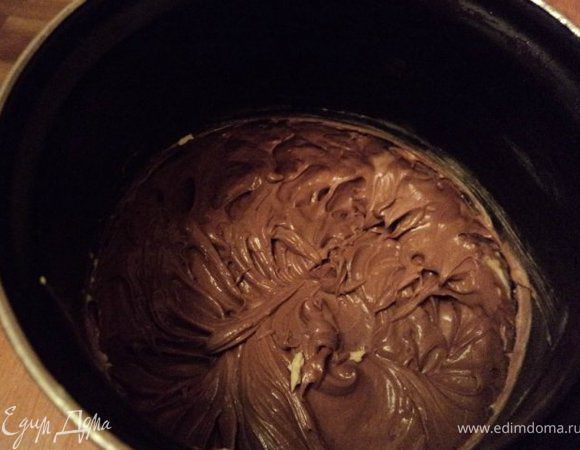 В остальной крем добавить растопленный шоколад и смазать кремом шоколадный рулет. 
