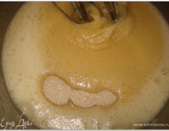 Взбить яйца с сахаром.