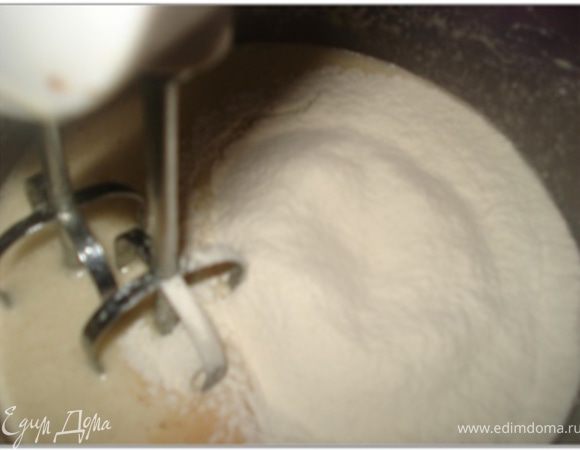 Просеять муку с разрыхлителем и ввести в тесто.