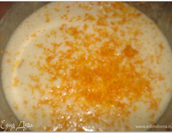 На мелкой терке натереть цедру апельсина и добавить в тесто.