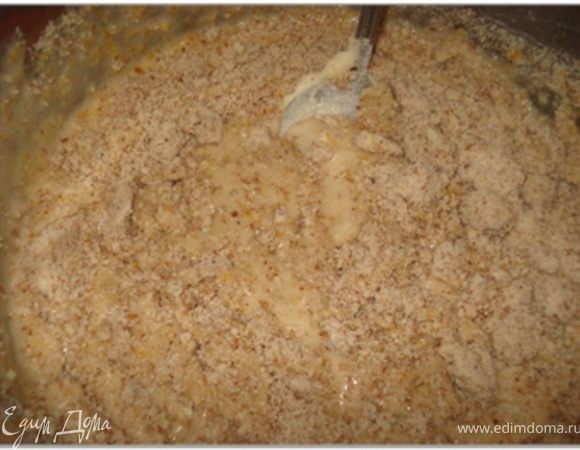 Затем ввести молотый миндаль и лимонные цукаты.