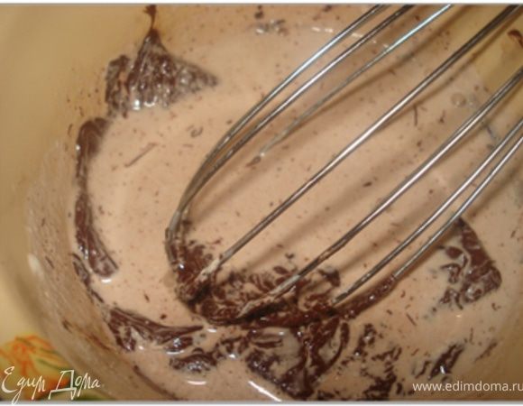 Готовим глазурь: сливки довести до кипения, снять с огня и ввести поломанный на куски шоколад. Размешать до полного растворения шоколада.