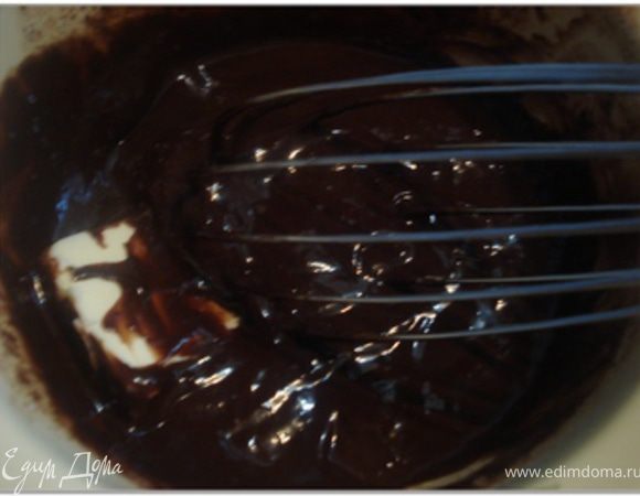 Когда смесь немного остынет, ввести сливочное масло и взбить немного.
