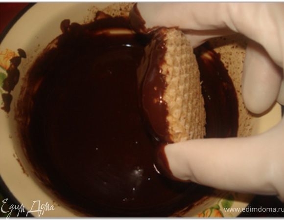 Берем пряники и окунаем верхней поверхностью в ганаш.