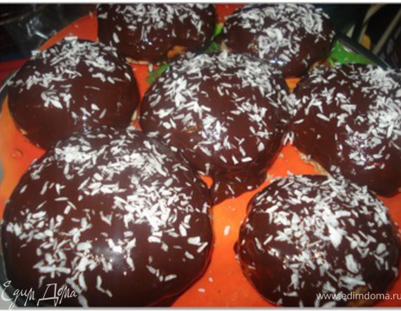 Посыпать пряники кокосовой стружкой/орехами/миндальными хлопьями и даем застыть шоколадной глазури.