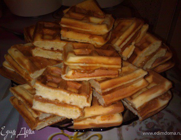 Я смазала вафли сгущенкой и «склеила» по 2, потом разрезала на 4 части. Можно добавить орехи или приготовить любой крем по желанию. Приятного аппетита!