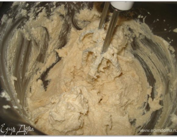 Взбить масло и сахар добела и пышности.