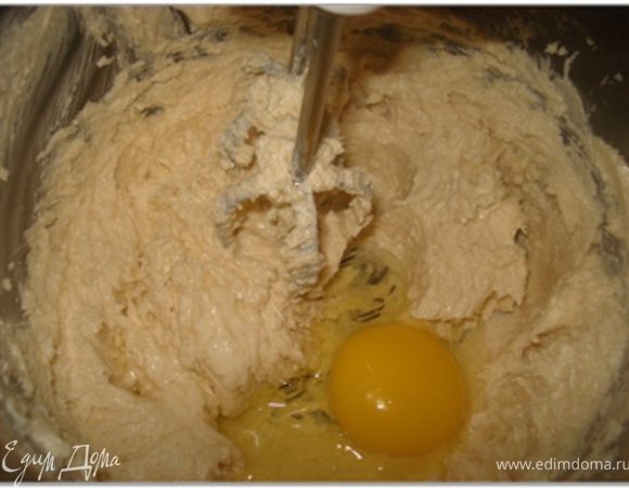 Добавить по одному яйца и желтки и продолжать взбивать. Затем добавить ароматические эссенции.