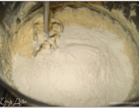 Ввести порциями просеянную муку с разрахлителем и солью, продолжая взбивать.