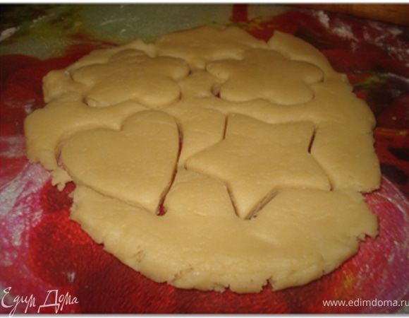 Затем берем кусок теста (остальное держим в холодильнике), раскатываем толщиной 2-2,5 см и вырезаем фигурки.