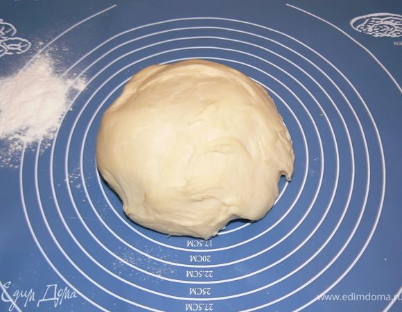 Смешать муку с дрожжами . 
Добавить  теплую воду,оливковое масло, сахар и соль,хорошо вымесить.
Тесто должно быть мягким,эластичным и удобным к работе.
Накрыть чашу пищевой пленкой и оставить подниматься,пока тесто не удвоится в объеме
