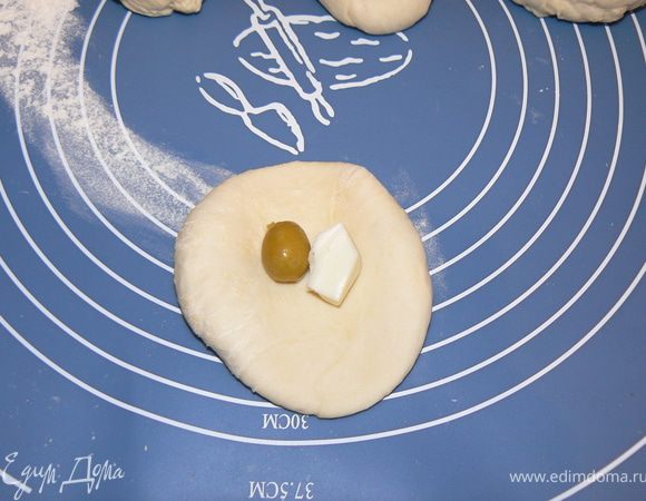 Сформировать шарики, и в каждый шарик положить маслину и кубик сыра 

