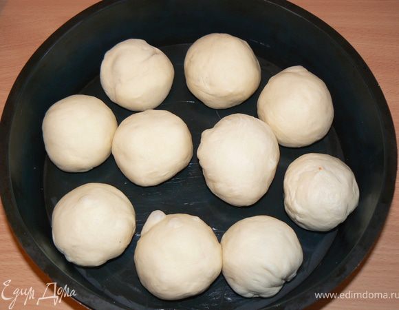 снова придать форму шарика и выложить в форму с съёмными бортами(не обязательно).
Дать подняться в течение 30 минут,чтобы шарики склеились друг с другом
