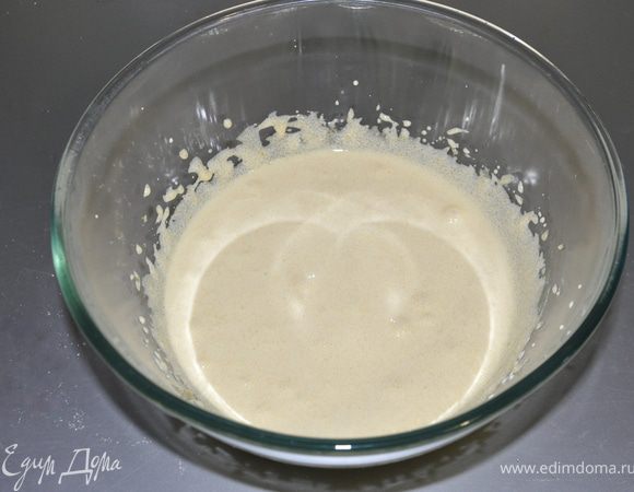 Сахар растереть с яичными желтками добела.Добавить ванилин.