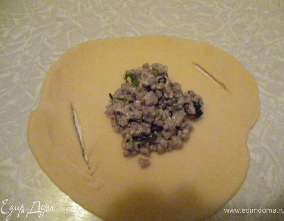 добавляю пошаговые фото лепки пирожков-рулетиков: