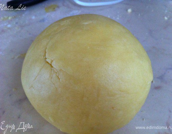 Смешать муку, разрыхлитель, соль. В отдельной миске взбить масло с сахаром до пышной белой массы. Добавить яйца, молоко, цедру или ванилин. Взбивать. Поменять венчики на крючки для теста и на малых оборотах взбивания постепенно добавлять мучную смесь. Получится тесто. Его разделить на 2 части. Из каждой сформировать шар и раскатать его в круг. Так быстрее будет охлаждаться:) Завернуть в пищевую пленку и отправить в холодильник на 2 часа.