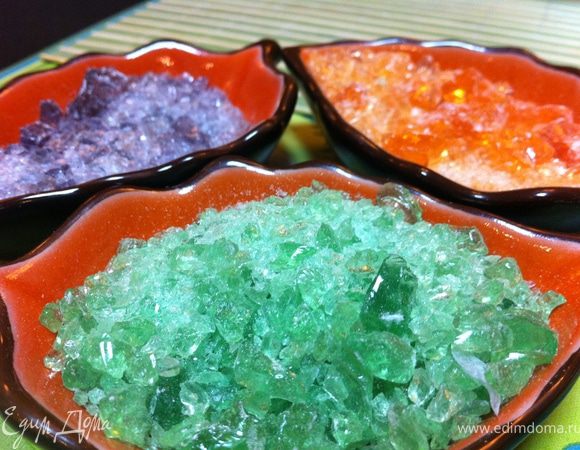 Займемся витражными стеклами:) Для этого разделить конфеты по цветам: каждый цвет заверните в пакет и положите вовнутрь полотенца. Возьмите молоток и постучите по конфетам- чтобы из них получились осколки (но не пыль!). Я же делаю это проще- кладу в блендер и нажимаю кнопку "пульс- режим" на 1 секунду. Они очень здорово перемалываются для нужного размера. Пересыпьте измельченные конфеты в емкость.