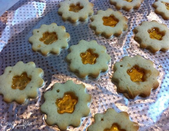 Выпекать до светло-золотистого цвета. У меня обычно 5-6 минут. Все зависит от размера Вашего печенья и мощности духовки.Остывать такие витражи должны на фольге -для этого просто снимите ее с противня.