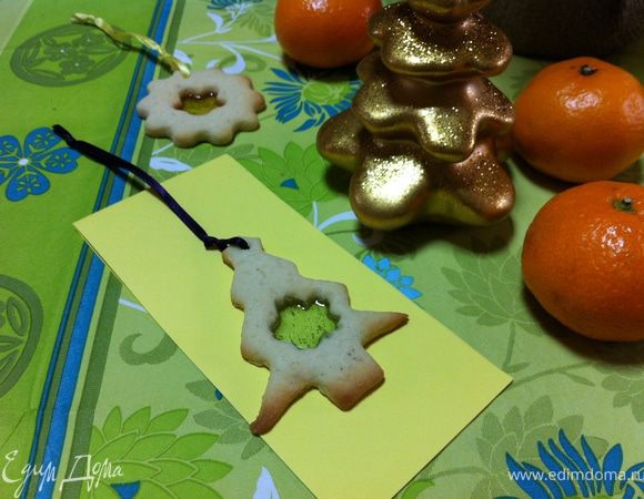 Украшать такиеми витражными печеньями можно что угодно: от окна до елки:) Нужно просто продеть в ушко атласную ленту или прочную нить.