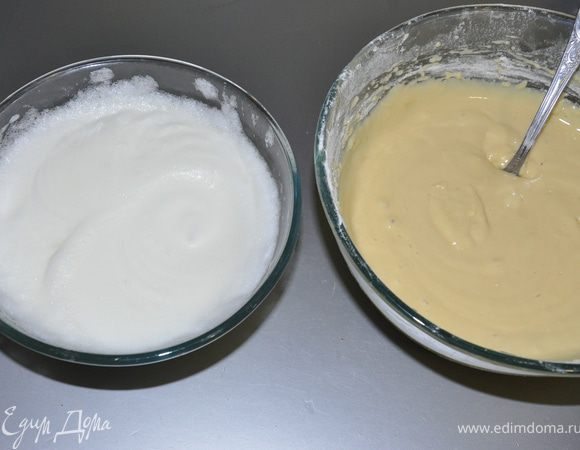 Яичные белки взбить в пену и аккуратно ввести в тесто, всё осторожно перемешать.
Следует обратить особое внимание на тщательное растирание желтков и взбивание белков, чтобы тесто хорошо поднялось и было воздушным. 