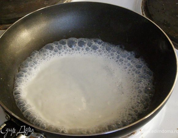 Сковороду или сотейник разогреть, вылить ложку молока и смочить им дно и стенки