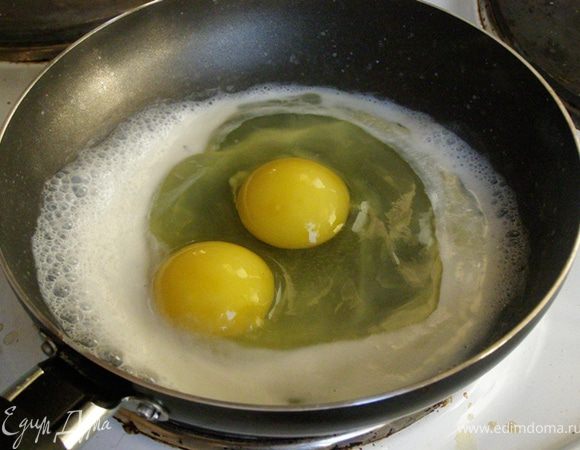 Разбить 2 яйца, посолить, поперчить